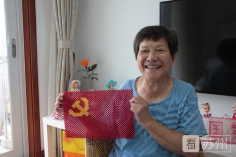 1912顆！退休老黨員用彩珠串起心中的黨旗！